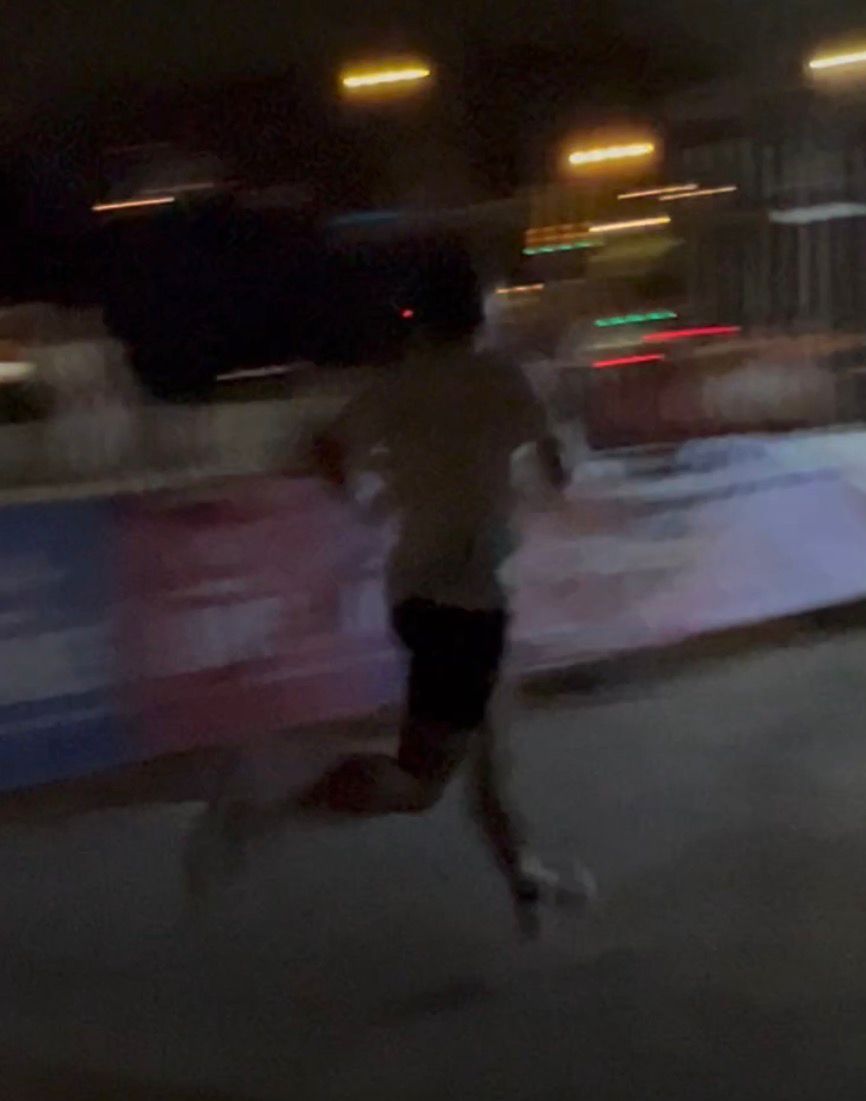 Entrenador corriendo de noche